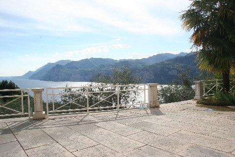 Die Terrasse für unser Picknick - mit sensationellem Ausblick auf den Gardasee
